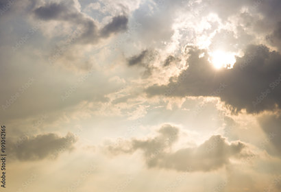 Fototapeta Slnečný lúč a obloha po daždi 191062165